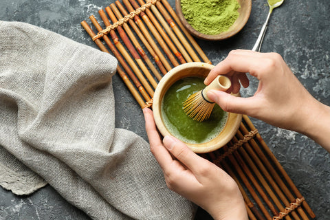 persoana care prepara matcha acasa